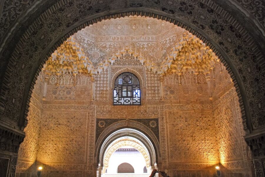 Granada: Alhambra, Nasrid, and Generalife Private Tour - Court of the Lions: royal life in a courtyard frame