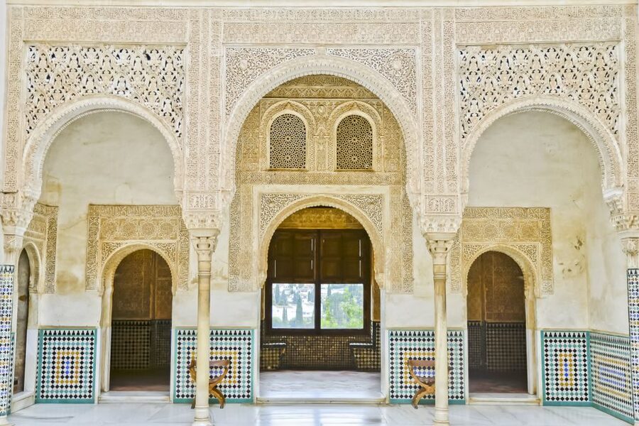 Granada: Alhambra, Nasrid, and Generalife Private Tour - Why the guide often becomes the main character