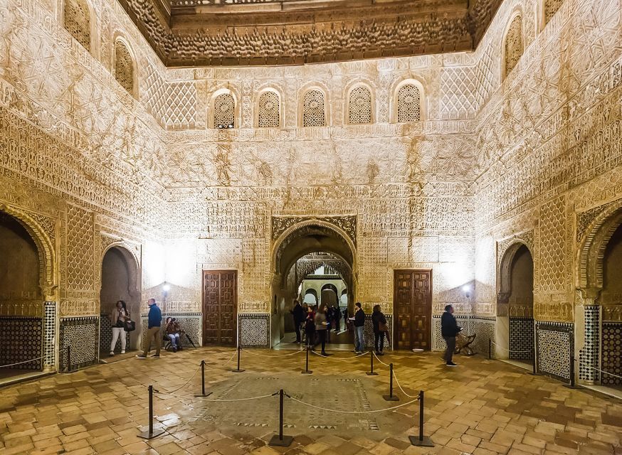 Granada: Alhambra & Nasrid Palaces Tour with Tickets - Palace of Charles V: The Christian Counterpoint