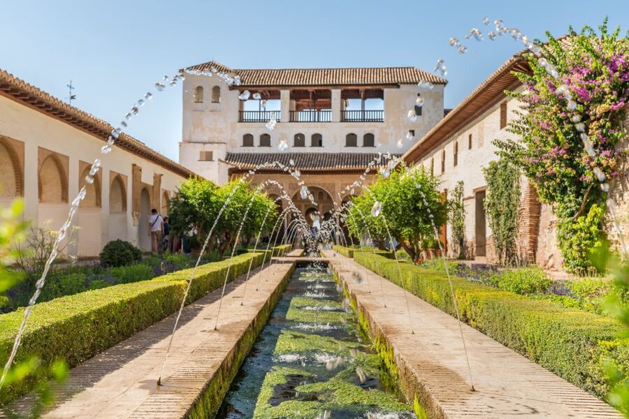 Granada: Alhambra Ticket and Guided Tour with Nasrid Palaces - Nasrid Palaces and Patio de los Leones: where the tour earns its keep