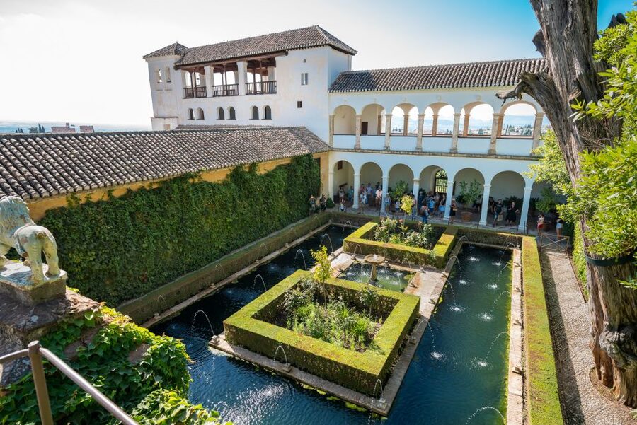 Granada: Alhambra Ticket and Guided Tour with Nasrid Palaces - Generalife Palace and Gardens: the quieter half of the Alhambra day