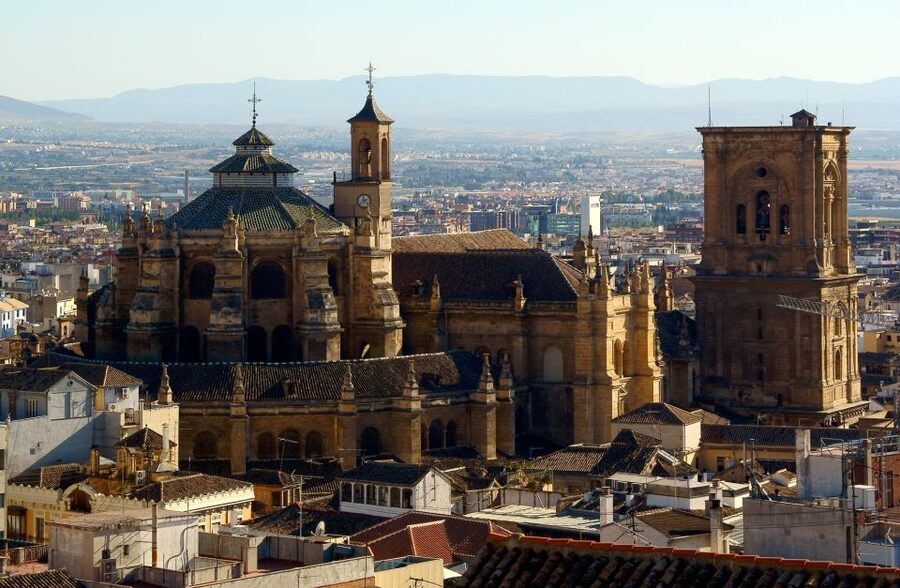 Granada: Cathedral & Royal Chapel Skip the Line Tour - The short breaks: Calle Oficios and the Alcaicería