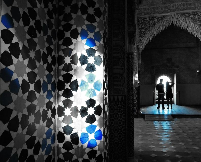 Granada: Fast-Track Alhambra & Nasrid Palaces Guided Tour - Getting there: meeting points, drop-offs, and what to bring