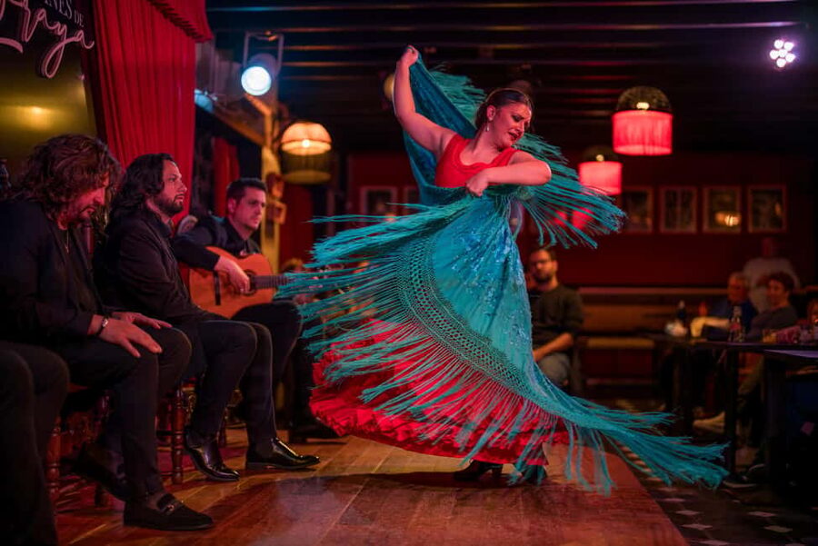 Granada: Flamenco Show in Albayzín - Jardines de Zoraya - Arrive, Settle In, Then Let the Show Take Over