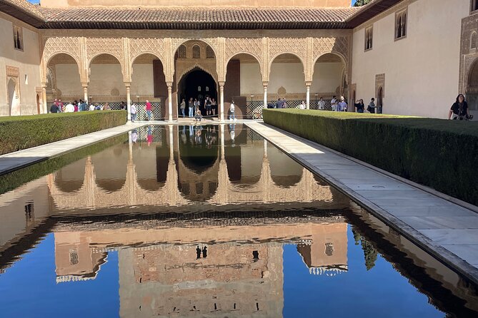 Granada : Private Alhambra Tour + Nazaries Palaces (VIP) - Alcazaba for 30 minutes: the fortress layer you cannot skip