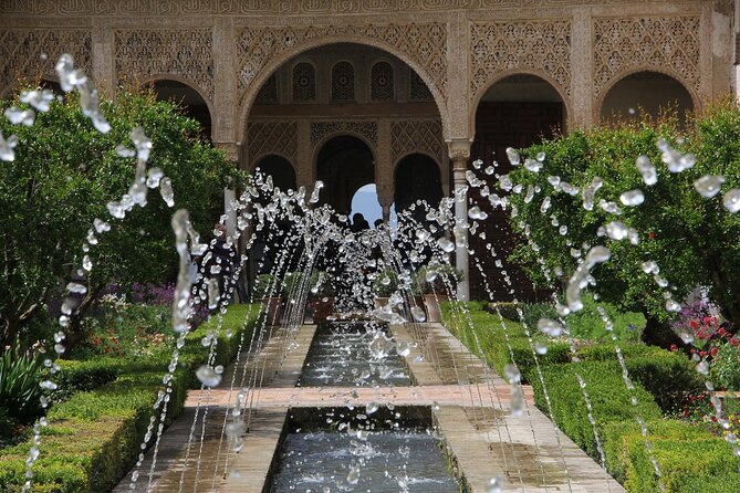 Guided tour of Alhambra and Generalife with Nasrid Palaces - Stop 3: Alcazaba, the Oldest Enclosure Like a Fortress-City