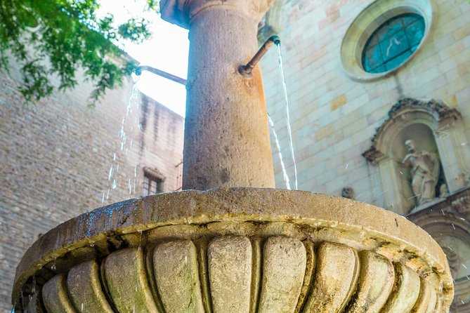 Jewish Walking Tour Barcelona by Expert Jewish Guide 2h - Major Synagogue stop: seeing age, not just dates