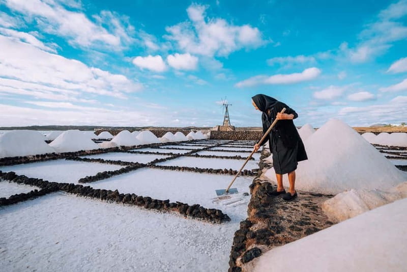 Lanzarote: Janubio Salt Flats Guided Tour - Shopping and coffee, the short breaks that help you linger