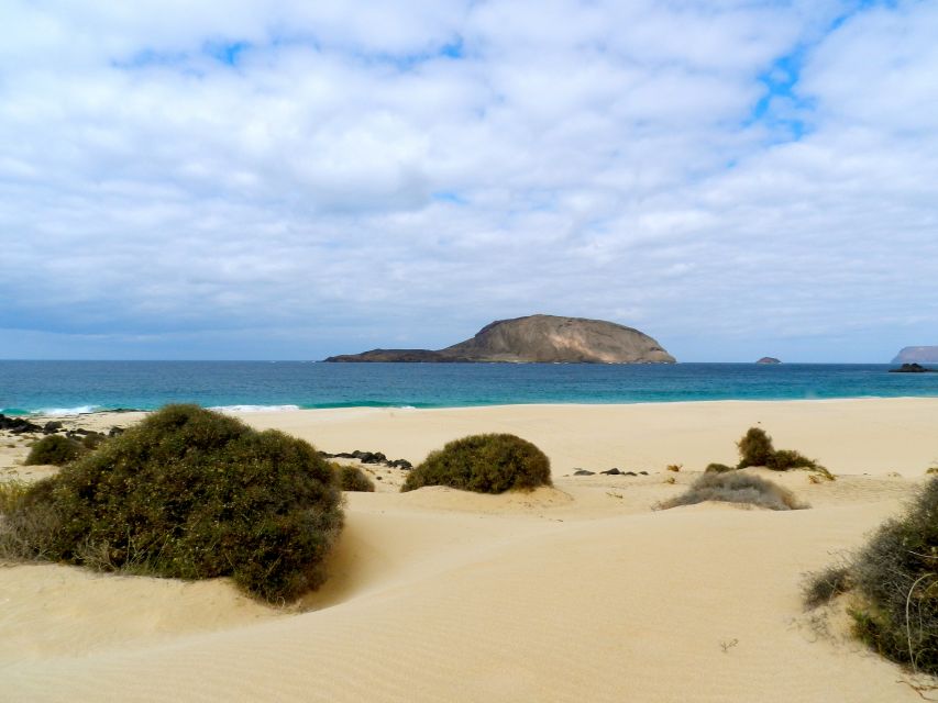 Lanzarote: Return Ferry to La Graciosa with Bus Pickup - Who should book this day trip