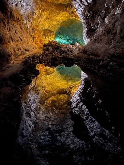 Lanzarote: Timanfaya Park, Jameos Agua, & Cueva Verdes Tour - Cueva de los Verdes: walking a lava tube with a guide