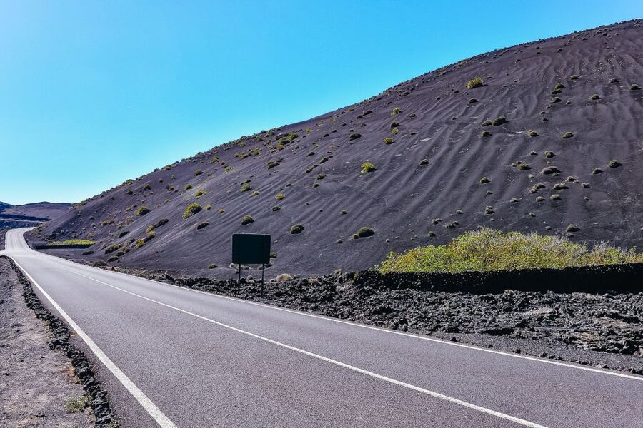 Lanzarote: Volcanos of Timanfaya and Caves Tour with Lunch - Yaiza lunch stop: included food, but timing can make or break it