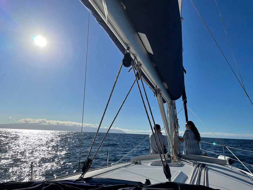 Los Gigantes: Sailing Excursion with Swimming, Drink & Tapas - Languages and crew style: small details that change your day