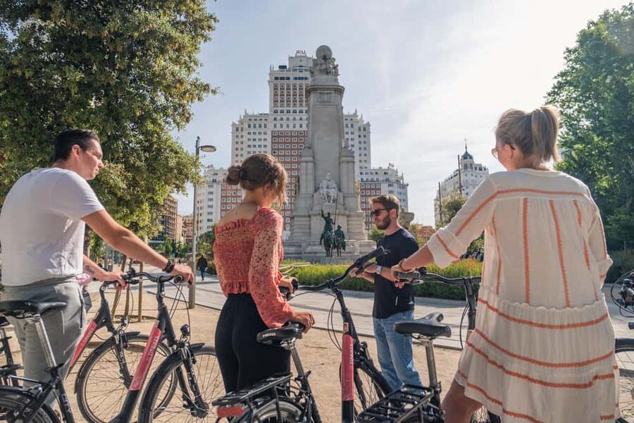 Madrid: 3 h. Guided Highlights Bike Tour with Optional Tapas - Plaza de Oriente to the Royal Palace: Where the Tour Sets the Tone
