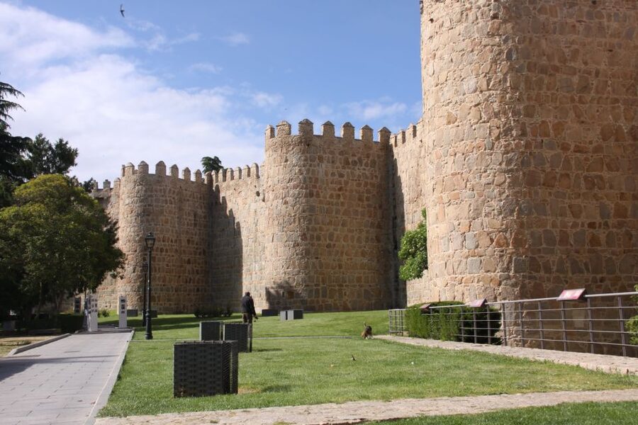 Madrid: Avila and Segovia Day Trip with Tickets to Monuments - Time-Travel Day: Avila’s Walls and Segovia’s Roman Aqueduct