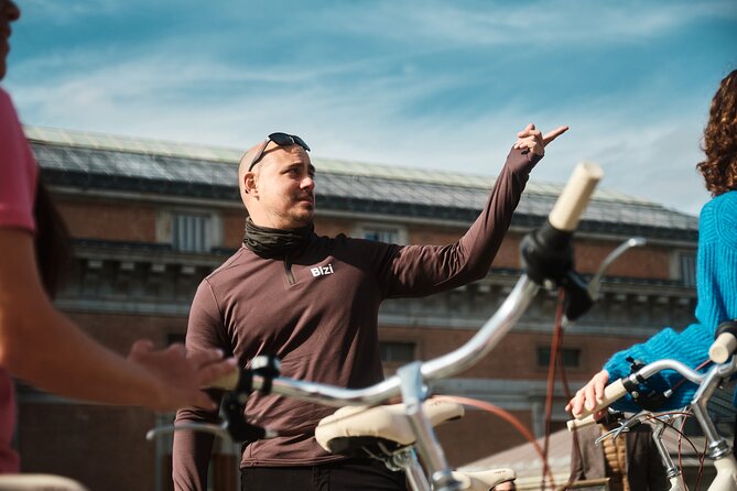 Madrid: City Highlights Guided Vintage Bike Tour - Starting near C. del Espejo, then rolling into the city