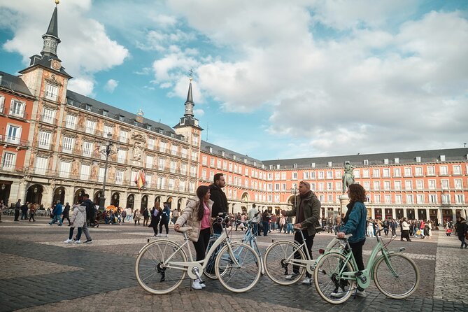 Madrid: City Highlights Guided Vintage Bike Tour - Retiro Park: the oldest tree, lagoons, and the reason Madrid slows down