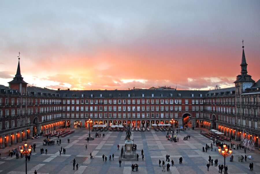Madrid: City Highlights Guided Walking Tour - Meeting at El Aleph and getting oriented fast