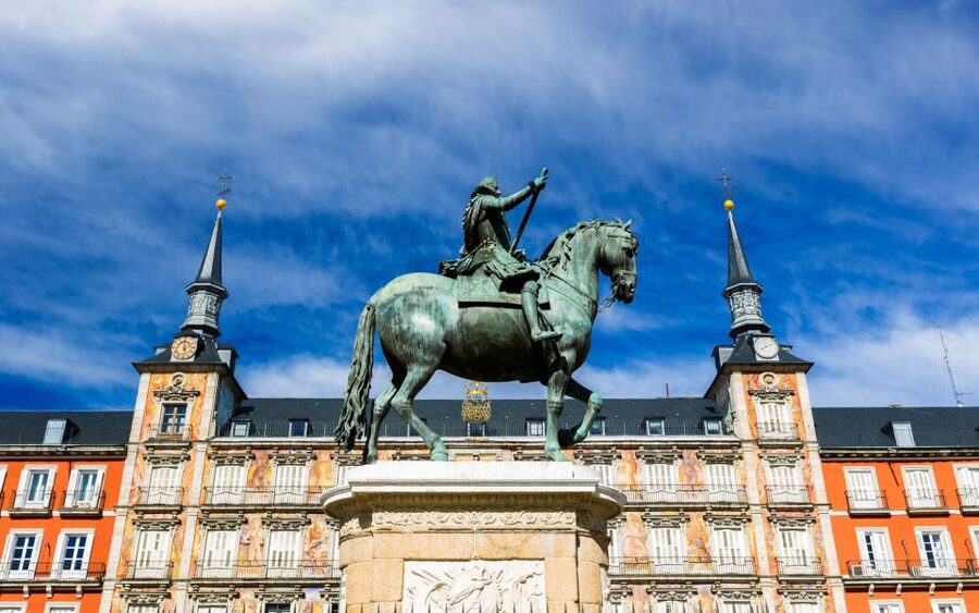 Madrid: City Highlights Guided Walking Tour - Plaza de Oriente and the sculptures of Spain’s kings