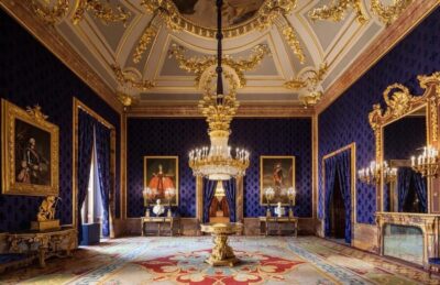 Guided Tour of the Royal Palace with Fast Access