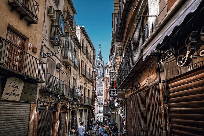 Madrid Old City Guided Exclusive Guided Walking Tour - Puerta Cerrada and Arco de Cuchilleros: medieval roots and the lead-in to Plaza Mayor