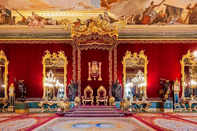 Madrid Old Town & Royal Palace Walking Tour Skip the Line Ticket - Calle de Codo and Plaza de la Villa: medieval Madrid right before the grand building