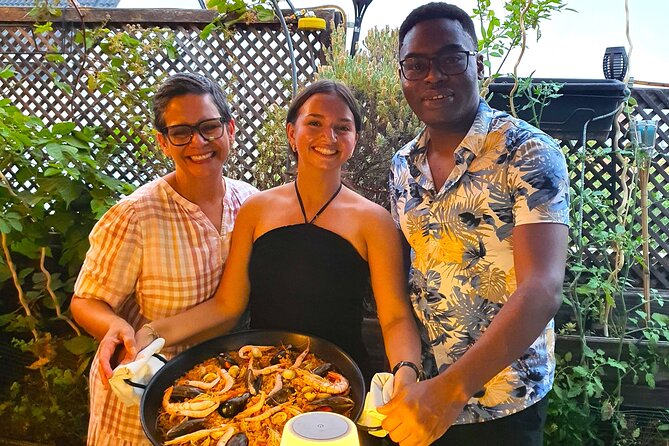 Madrid: Paella & Sangria Classes- Seafood, Chicken & Vegan option - Eating Room and Finish: Lunch, Air Conditioning, Liquor Tastings