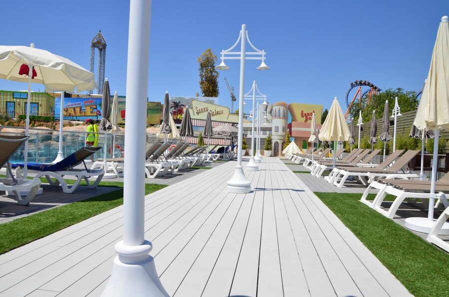 Madrid: Parque Warner Beach Entry Ticket - Who this is best for, families, groups, and height-based pricing