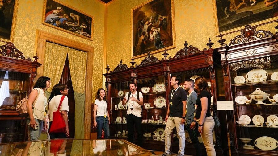 Madrid: Royal Palace Guided Tour with Entry Ticket - Practical tips: shoes, crowd comfort, and photo expectations