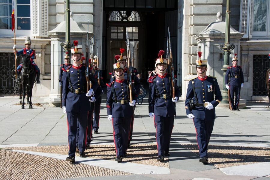 Madrid: Royal Palace Guided Tour with Skip-the-Line Entry - Your guide and the radio system, why it matters in real life