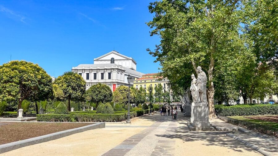 Madrid: Royal Palace Guided Tour with Skip-the-Line Entry - Practical logistics: what to bring, what not to bring