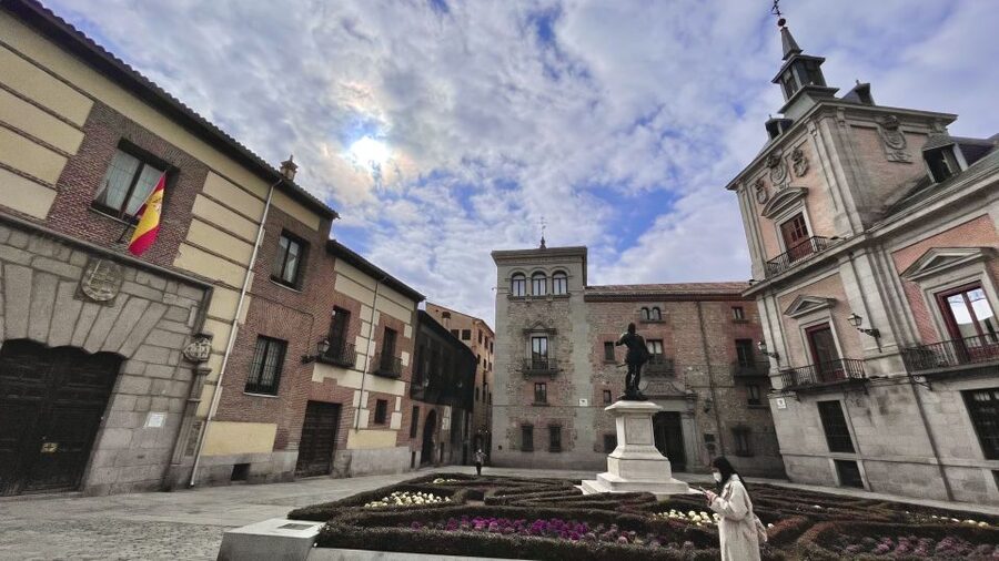 Madrid: Royal Palace Skip-the-Line Guided Tour - Plaza de la Villa and Plaza de Oriente: the squares that lead you toward power