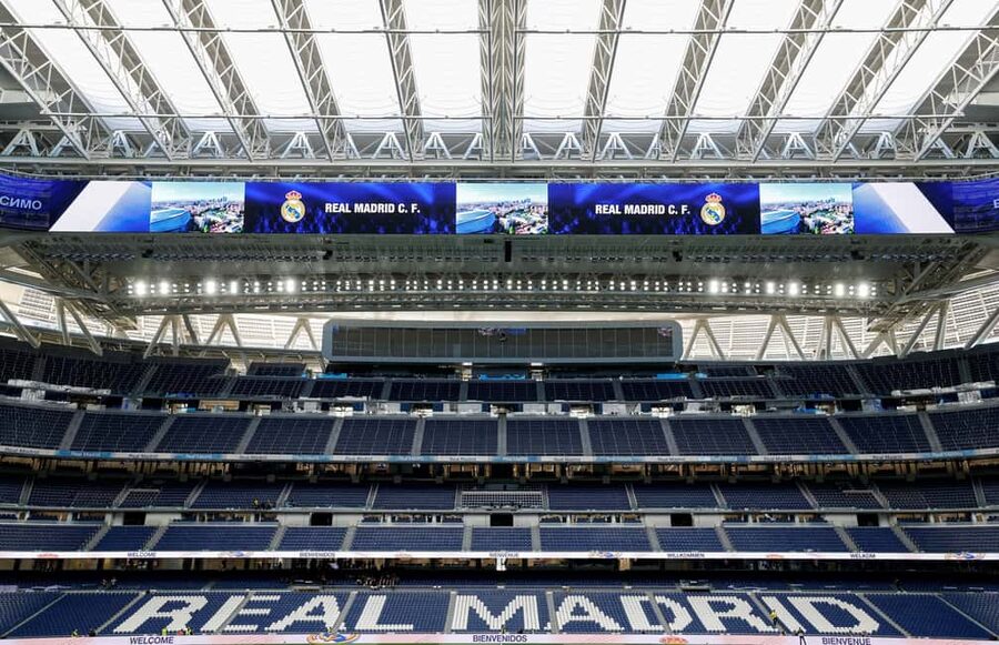 Madrid: Santiago Bernabéu and Real Madrid Guided tour - Finding your IBE TOURS guide at Av. de Concha Espina, 2