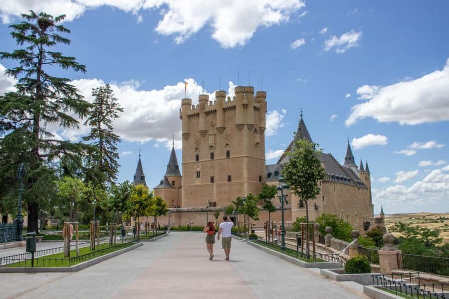 Madrid: Segovia, Ávila & Toledo Day Trip with Optional Lunch - Starting near Las Ventas: the morning run to Toledo