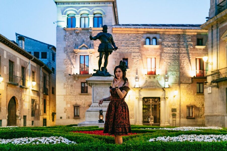 Madrid: Spanish Inquisition and Legends Evening Walking Tour - Finding the lantern guide at Plaza de la Provincia
