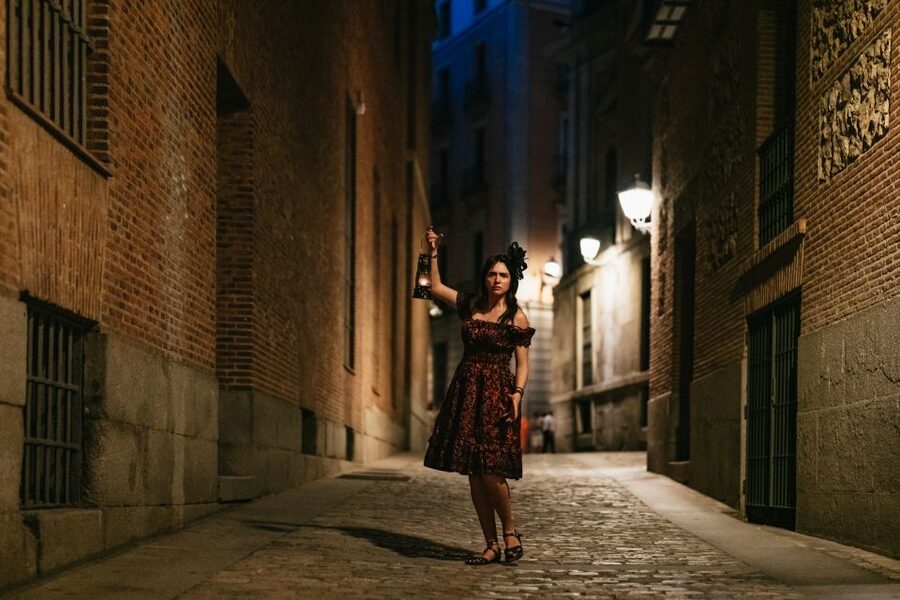 Madrid: Spanish Inquisition and Legends Evening Walking Tour - The acting style: why guides like Daniel and Violeta get praise