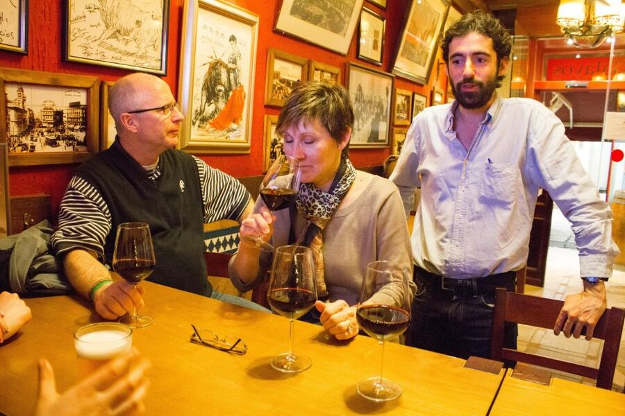 Madrid: Tapas & Wine Tasting Tour with Local Guide - Madrid Tapas in Motion: How This 3-Hour Plan Keeps You Full