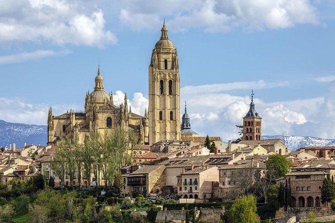 Madrid to Avila & Segovia: Full-Day Highlights Tour - Segovia begins with the aqueduct, then shifts to Gothic grandeur