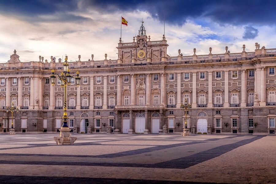 Madrid: Welcome to Madrid Guided Walking Tour in English - Almudena Cathedral and Plaza de la Villa: seeing centuries collide