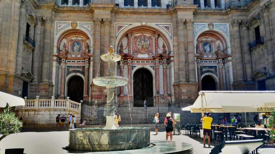 Málaga: 2h Walking Historical Tour–Art, Culture and Legends - Plaza de la Merced and Calle Granada: symbols that explain power