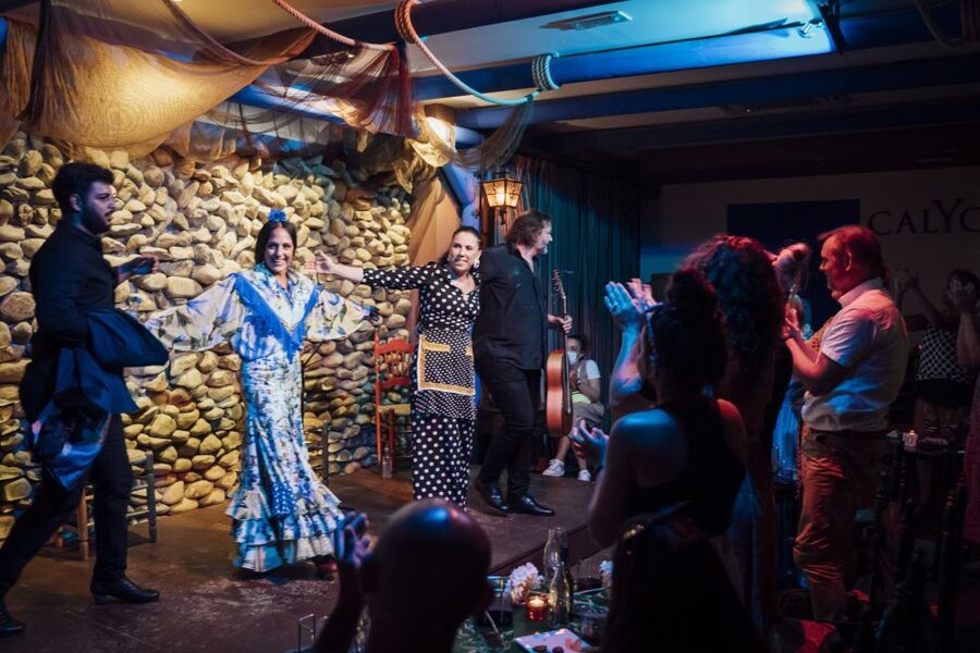 Malaga: Authentic Flamenco Show at El Gallo Ronco - Food and drinks: what is available, and how to budget the real cost