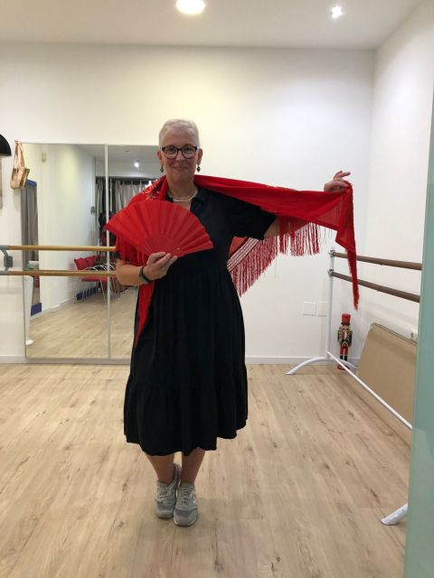 Málaga: Learn to dance flamenco rumba in 45 minutes - The 45-minute class flow: warm-up, technique, then the mini routine