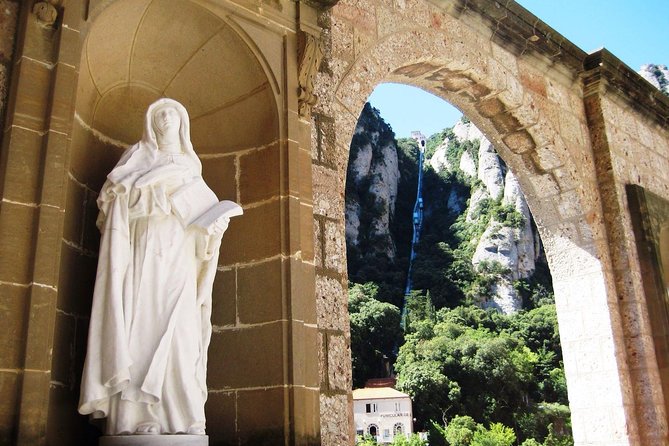Montserrat: Cog-Wheel, Basilica, Black Madonna & Licor Tasting - Montserrat is the whole point, and this tour keeps it simple