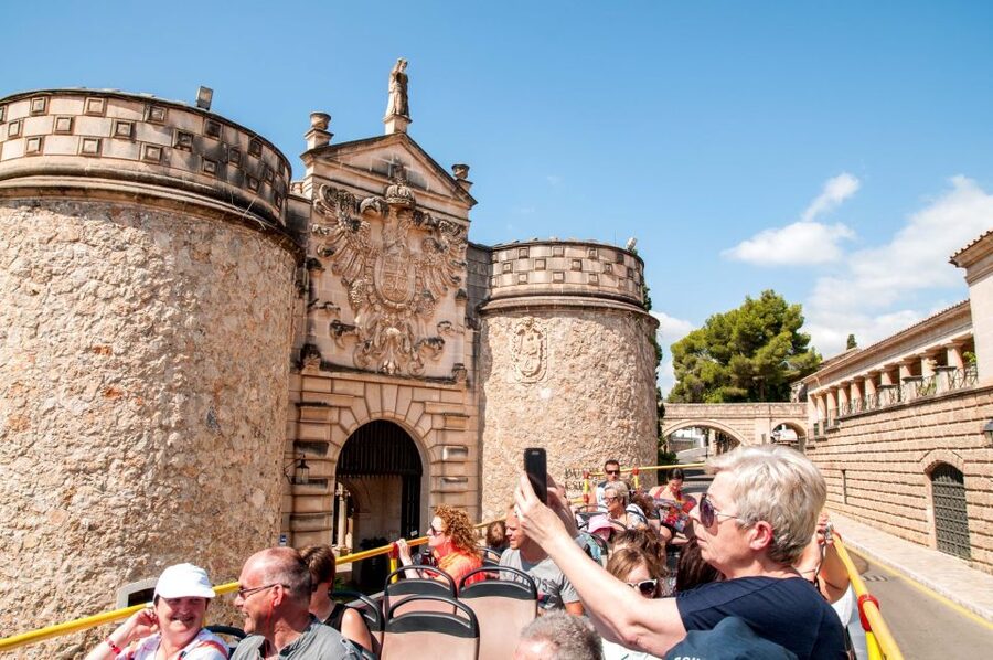 Palma de Mallorca: City Sightseeing Hop-On Hop-Off Bus Tour - Real-World Expectations: Crowds, Waiting, and Traffic