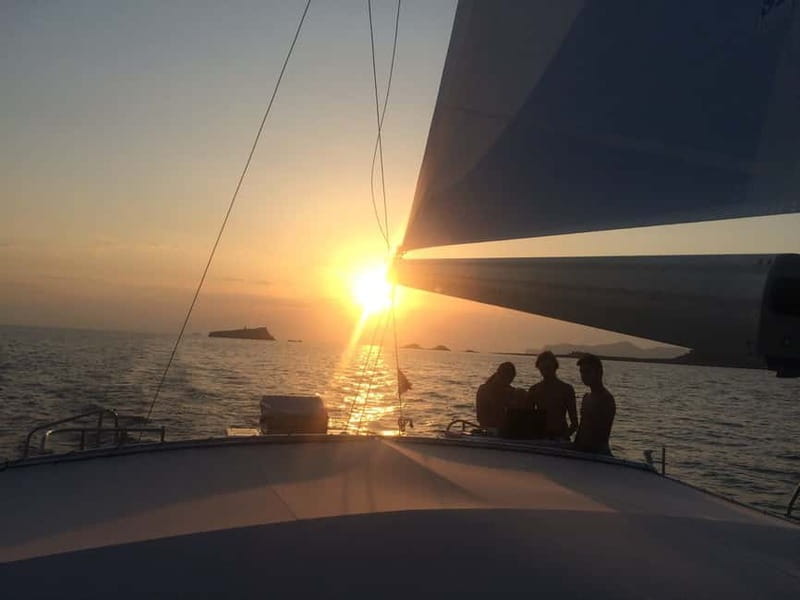 Palma de Mallorca: Deluxe Catamaran Sailing Tour with Meal - Day tour vs sunset tour: BBQ lunch or tapas with the Mallorcan skyline