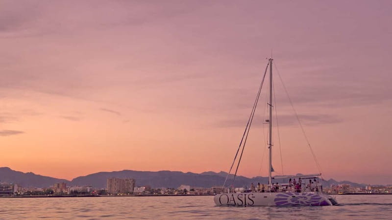 Palma de Mallorca: Deluxe Catamaran Sailing Tour with Meal - Snorkeling, SUP, and what you should pack for the water