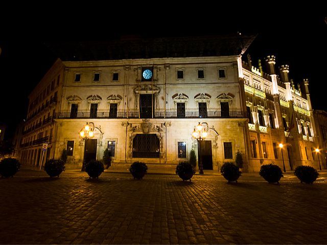 Palma de Mallorca: Old Town Atmospheric Evening Tour - Palma Cathedral and Almudaina Palace After Dark: The Big-Photo Moments