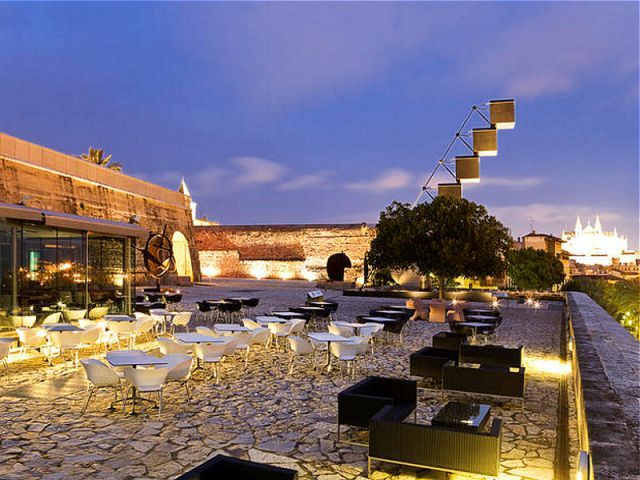 Palma de Mallorca: Old Town Atmospheric Evening Tour - Es Baluard Museum, Es Baluard Fortress, and Parc de la Mar: The Best Sea-Side Contrast