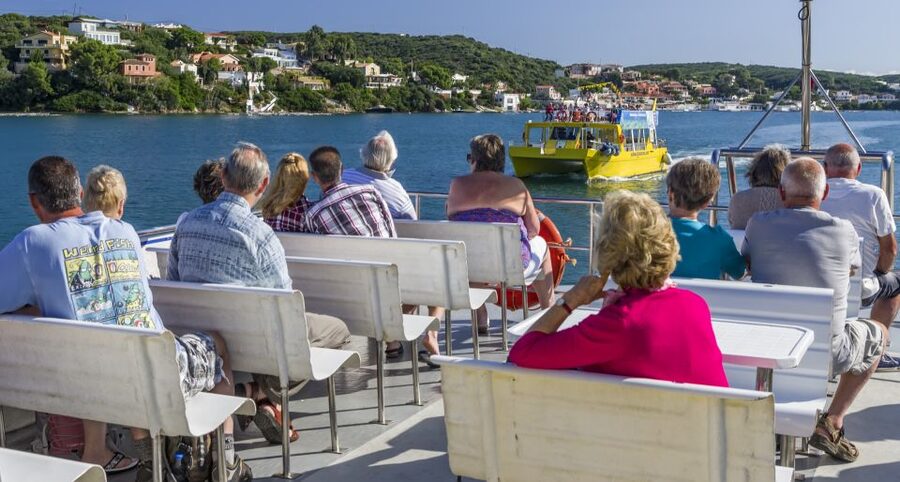 Port Mahon: 1-Hour Harbor Cruise with Underwater Views - The Route’s Historical Pulse: Quarantine Islands, Cemeteries, and La Mola