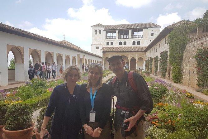 Private Alhambra Highlights Tour Including the Nasrid Palaces - Alcazaba viewpoints: the best photos are often at the edges