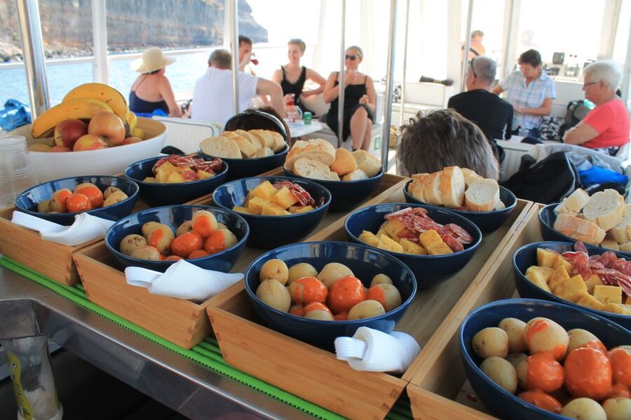Puerto de Mogan: Boat and Snorkeling Trip - Meeting, timing, and the Friday market-day caveat
